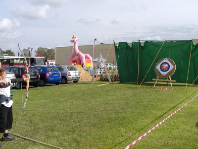 PR-Stand bei einem Autohaus